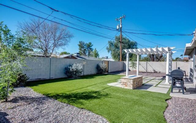 LOCATION LOCATION- 5 Bedroom SMART HOME - Firepit/Garage