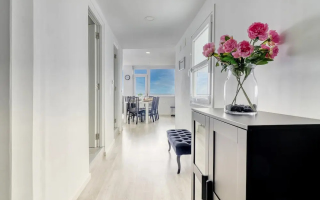 Spacious Central Apt w Private Parking Ocean View