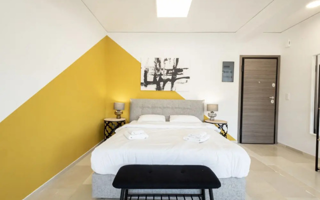Spacious Urban Retreat Central 2-bedroom Haven for 8