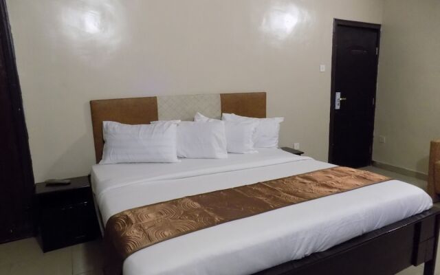 Posh Apartments and Hotel