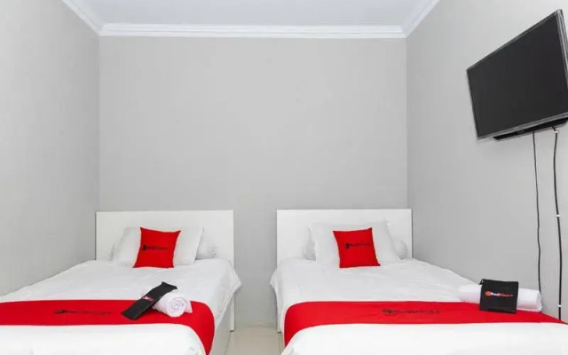 RedDoorz Plus Near Transmart Kairagi Dua Manado