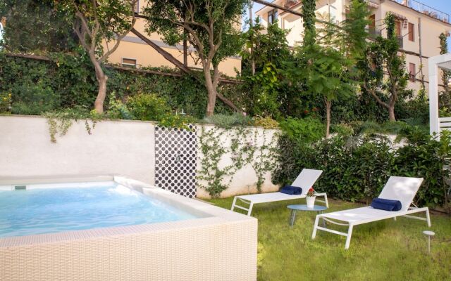 Luxury Apartment with Garden and Pool