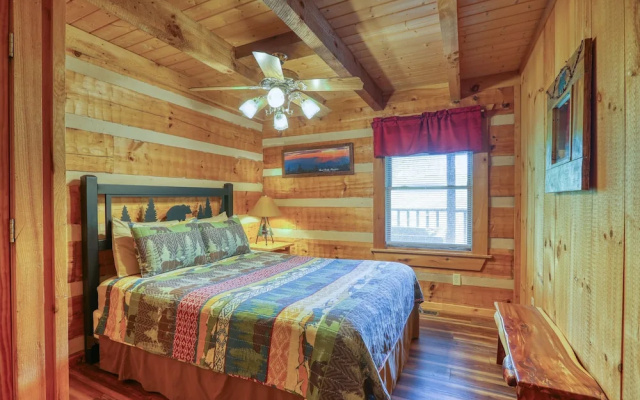Bear Pause - 2 Bedrooms, 2 Baths, Sleeps 6 Cabin by RedAwning