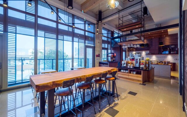 Watermark Hotel Kaohsiung Station