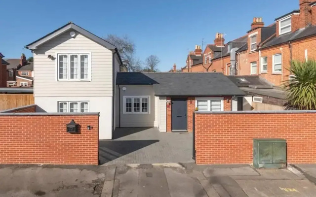 2-bed House in Reading-near Town-sleeps 4