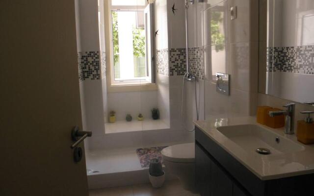 Sunny orange garden apartment in central Lisbon