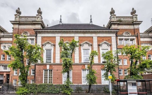 Stylish Loft Style Apartment Close To Overground