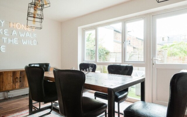 The Jericho Terrace House - 2BD + Parking