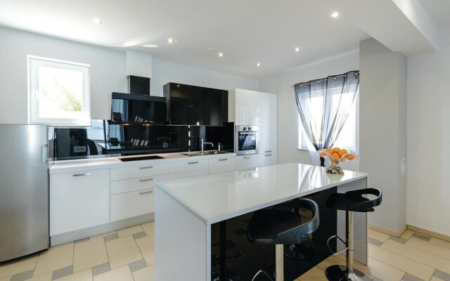 Nice Home in Sreser with Hot Tub, Sauna & WiFi