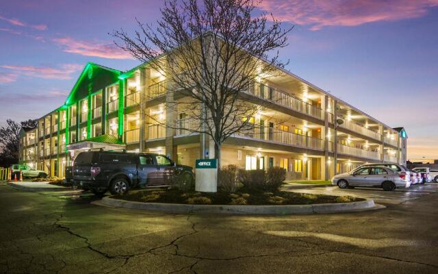 HomeTowne Studios by Red Roof Detroit - Livonia