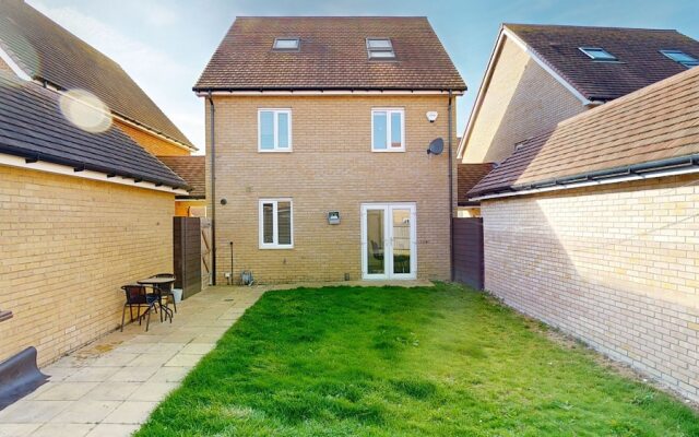 Tms Lovely 5-bed House in Stanford-le-hope