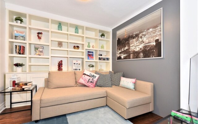 Lavish 4BR House with Ravine Backyard