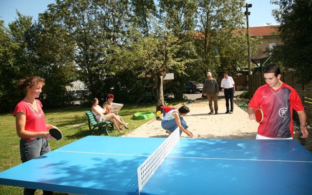 Hôtel-Restaurant La Crèche et sa piscine intérieure - Logis Hôtels