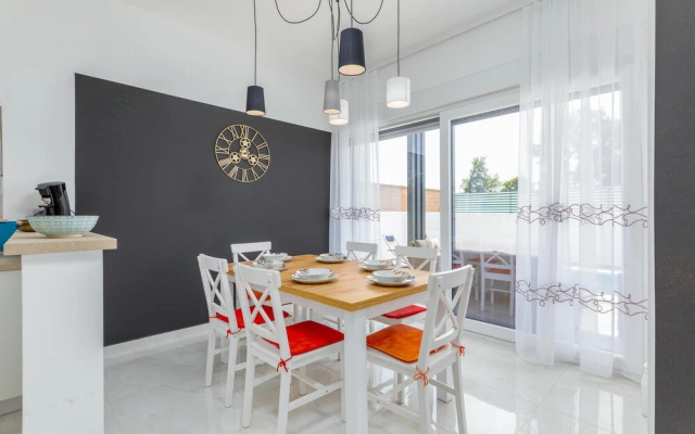 Beautiful Home in Peroj With Outdoor Swimming Pool, Wifi and 2 Bedrooms - фото 2
