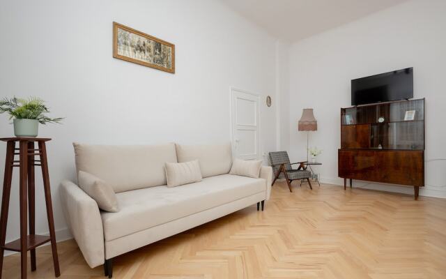 1930's Inspired Apartment by Renters