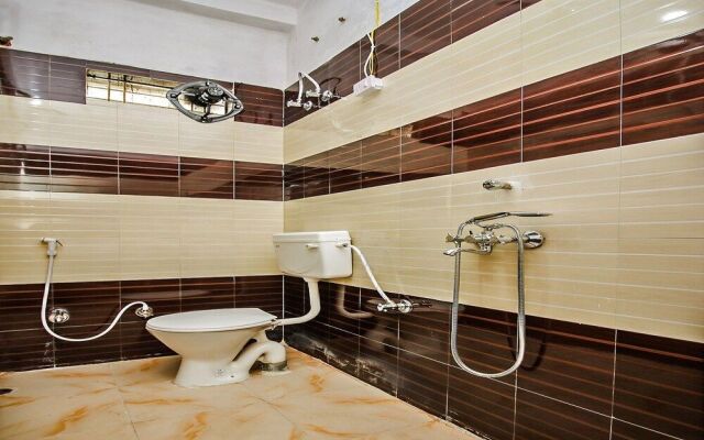 OYO 18272 Hotel Lambodar