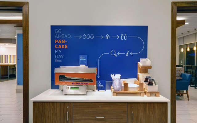 Holiday Inn Express & Suites Lenexa - Overland Park Area by IHG