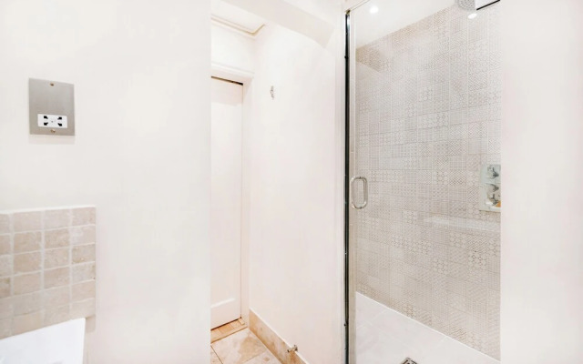 Central Apartment-sleeps 4-98 Walking Score