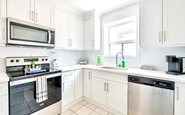 1BR Apt w King Bed Netflix - Close to Downtown