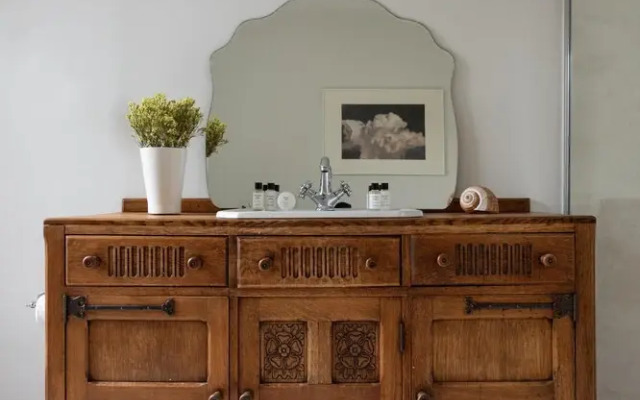 Macfarlane Road II by Onefinestay
