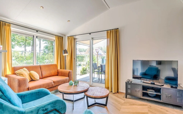 Beautiful Bungalow with Hot Tub in Kaatsheuvel