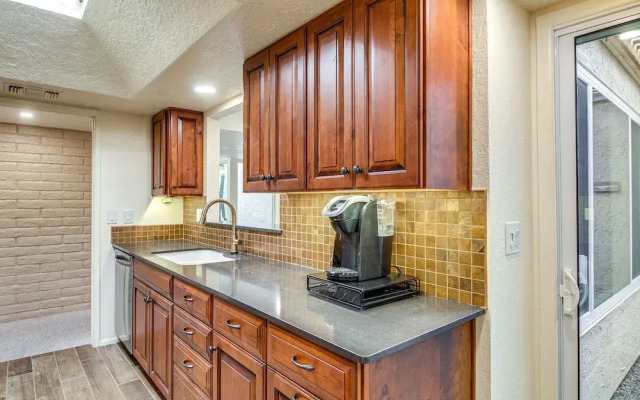 Tucson Townhome w/ Mountain View, Pool Access!