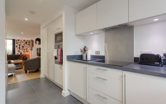 Modern 3 Bedroom Duplex Apartment in Stepney