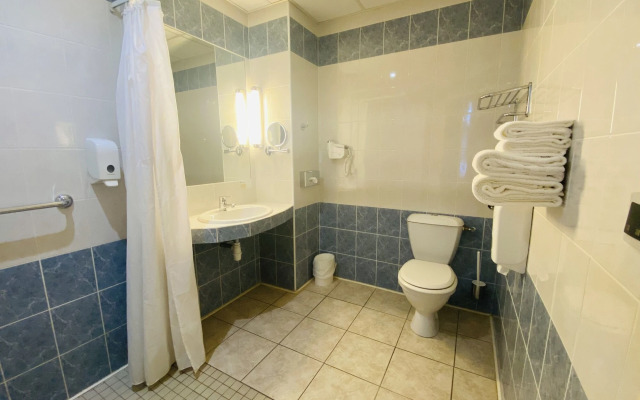 Brit Hotel Acacias