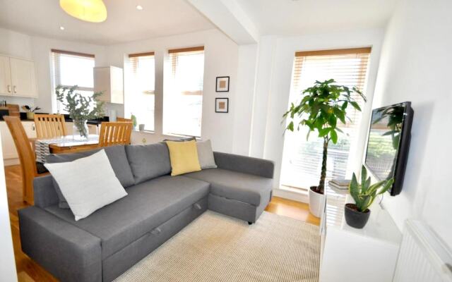 Apartment With 2 Bedrooms in Greater London, With Wifi