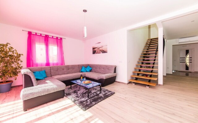 Beautiful Home in Kastel Kambelovac With Wifi and 4 Bedrooms