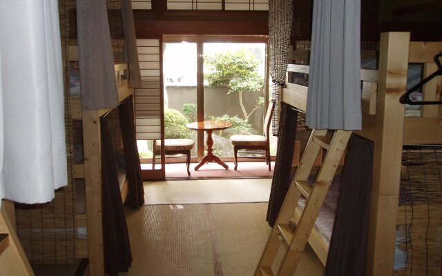 Takama Guest House - Hostel