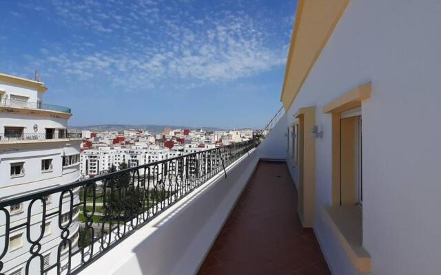 Superbe géant appartement en résidence très calme avec une grande terrasse ouverte