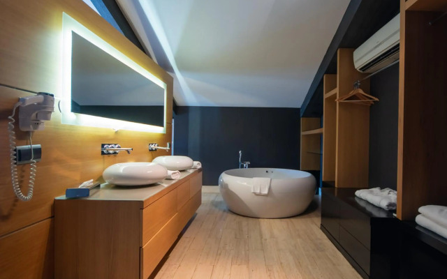 Vernazza Suites Hotel