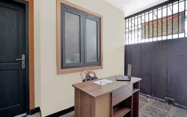 OYO 90477 Kedung Anyar Residence