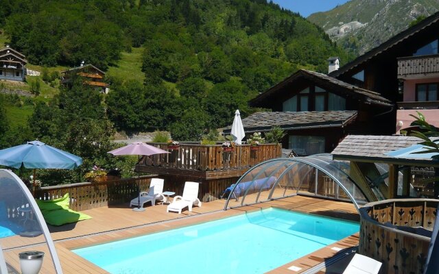 Comfortable Semi-detached Chalet 1 km. From the Nice Center