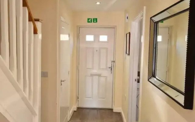 Spacious 3-bed House - Sleeps 8, Garden & Parking