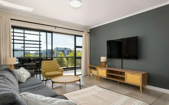 Modern 2 Bed Century City Apartment, Pool + Braai