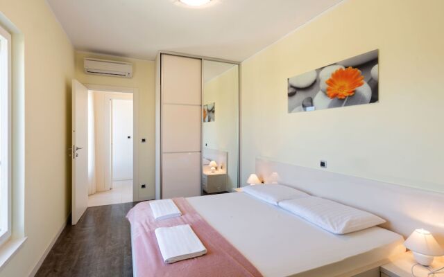 Luxurious Villa in Splitska With Swimming Pool