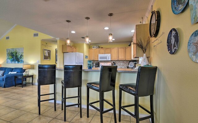 Walk to Galveston Beach: Pet-friendly Home