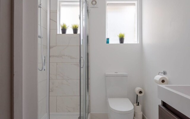 Beautifully Modern 2 Bedroom Flat For 4 Guests