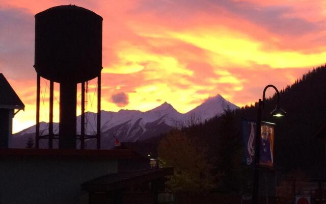 Canadian Rockies Inn - Adults only