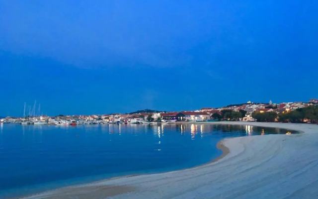 Beach apartment VAMI with sea view