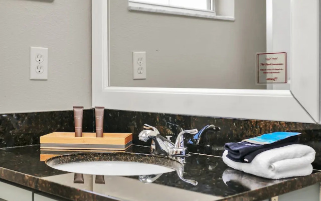 Family Oasis, Cozy Retreat With Bunk Room