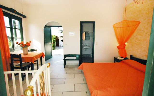Studios Vrettos Beachfront Hotel