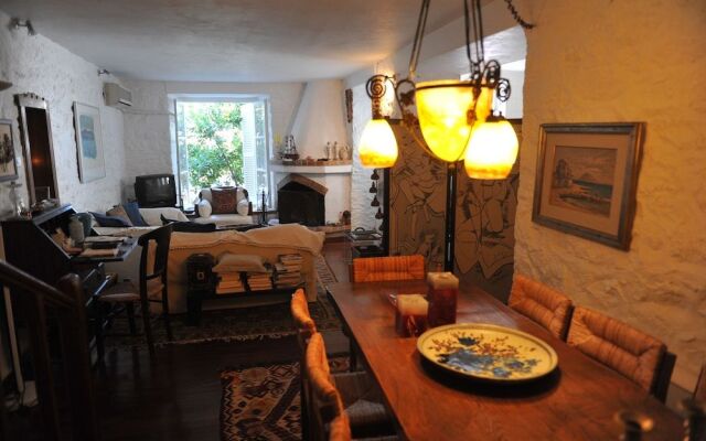 Dione House