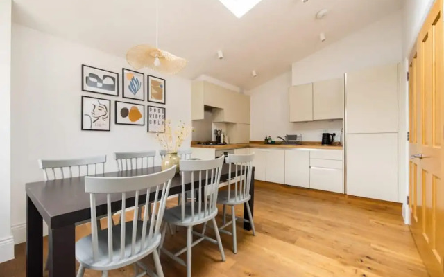 The Tooting Hideout - Dazzling 3bdr Flat With Balcony
