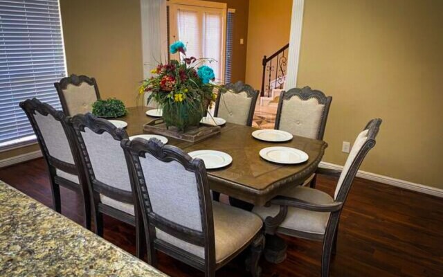 4Bdrm 3.5Bath 8Beds - Pool House