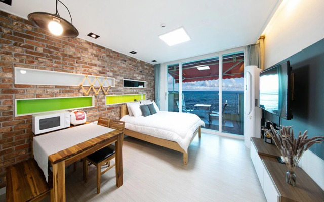 Pohang Couple Stone Pension