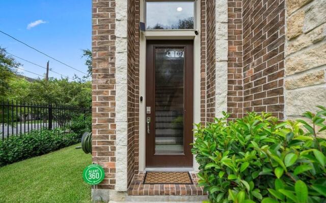 Posh Dtwn Midtown Home w Stunning Roof-topterrace