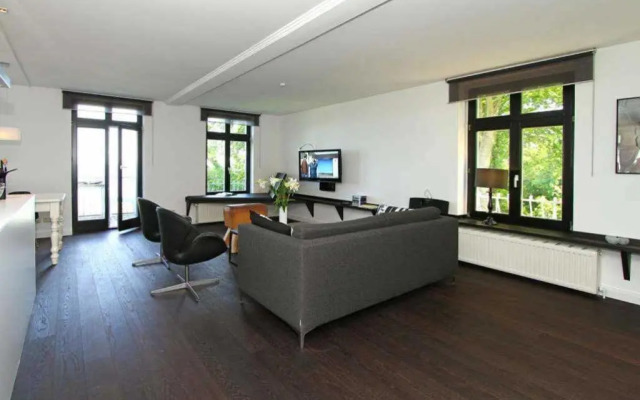 Villa Schering App 4 Black White